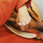 겨울 코트 보풀 제거 작업 중인 모습